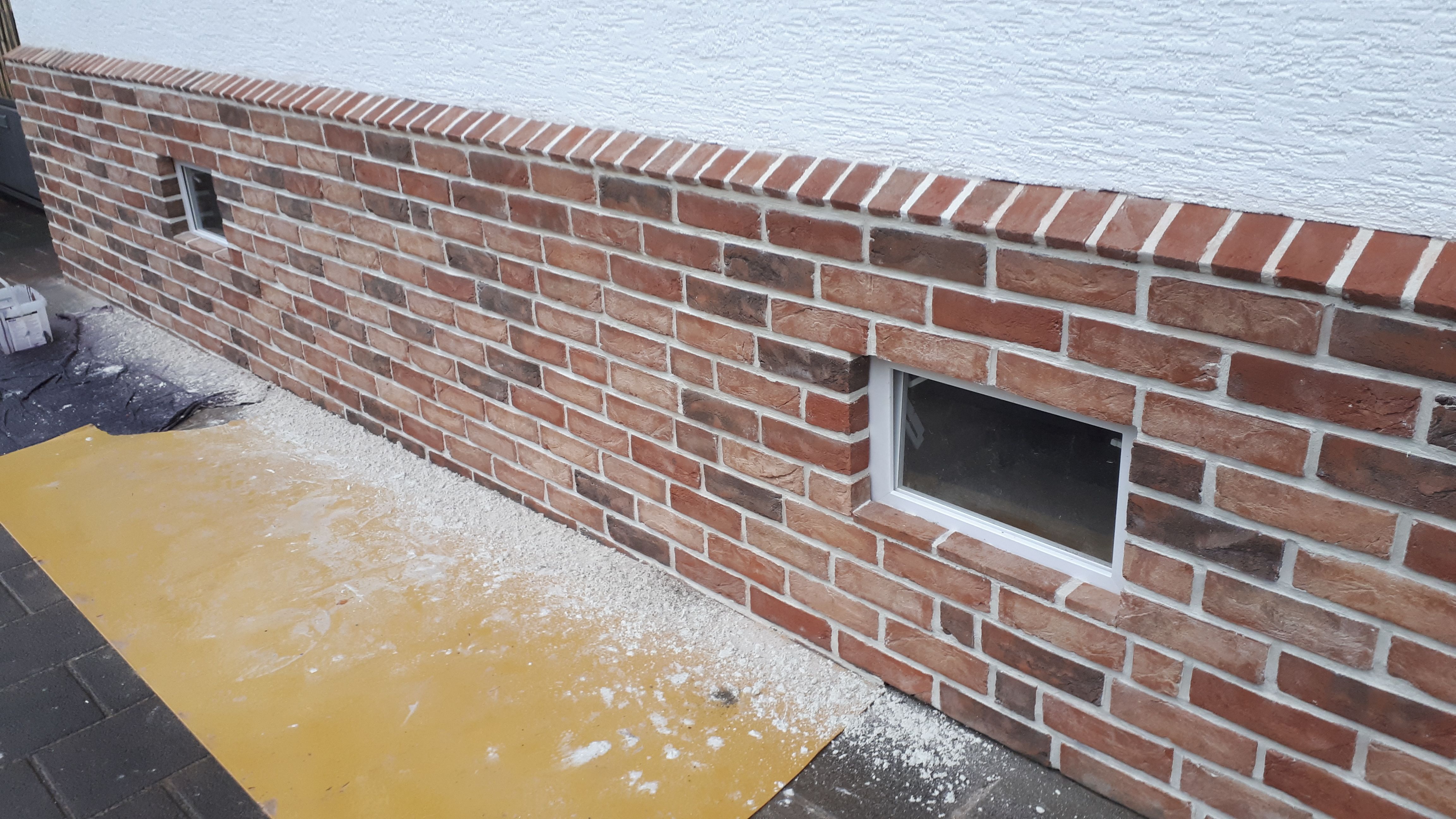 Sockel und Kellerfenster